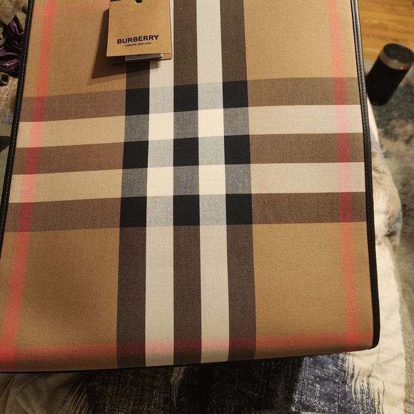 Classic Burberry Tote Bag in Beige and Black - Picture 2 of 9